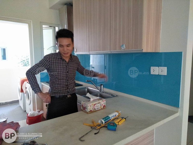 Lắp kính bếp màu xanh Lơ Cô Quý Thạch Bàn Long Biên